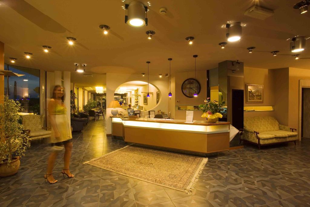 Hotel Negresco 카톨리카 외부 사진